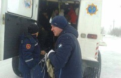Волонтёры привезли продукты застрявшим в Актюбинской области дальнобойщикам 
