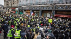 Более 80 тысяч "жёлтых жилетов" вышли на акцию протеста во Франции