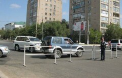 Актюбинцы обеспокоены ограждениями и усиленными нарядами полиции на некоторых улицах 