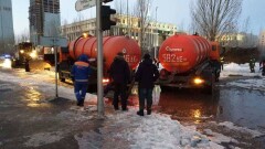 На левобережье Астаны две улицы затопило из-за аварии на водопроводе