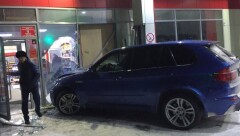 Автомобиль врезался в магазин на автозаправочной станции в Караганде