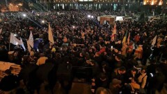 Акции протеста в Грузии: оппозиция перекрыла проспект перед парламентом 