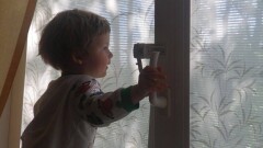 Двое детей выпали из окон в Астане за три дня
