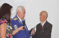 69-летний выпускник из Уральска получил свой первый диплом о высшем образовании 