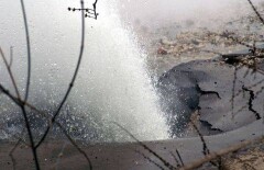 Фонтан горячей воды повредил две машины в Алматы 