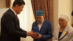 Орден "Барыс" вручили отцу погибшего от рук браконьеров инспектора "Охотзоопрома"