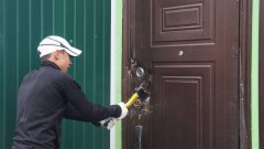 Жители новостройки за минуту вскрыли дверь квартиры
