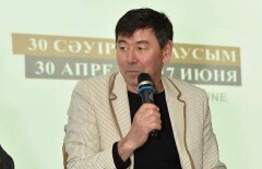 Художник Асхат Ахмедияров сломал стену в Национальном музее Казахстана 