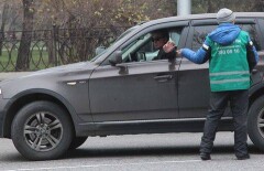 Алматинские парковщики продолжают брать деньги за свои услуги