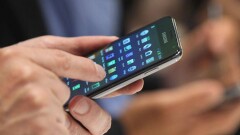 Абаев: Приложение на смартфоны для госслужащих будет платным, но добровольным