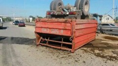 В Алматы грузовик налетел на бордюр и перевернулся