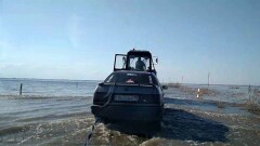 Вода подтопила дорогу в Акмолинской области