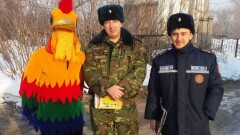 Спасатели отправили в рейд по домам жителей Усть-Каменогорска петуха-пожарного