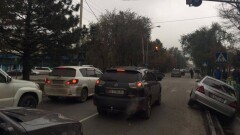 Житель Бишкека угнал машину с ребёнком внутри и попал в аварию