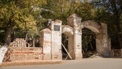 Возмутившая астанчан реставрация забора Зелёной мечети обошлась акимату в 14 млн
