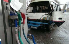 В Алматы автобус врезался в АЗС