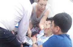 В сети опубликовали видео, как прохожие оказывают первую помощь раненым полицейским в Алматы