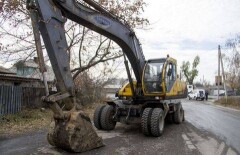 Экскаватор протаранил восемь автомобилей в Усть-Каменогорске
