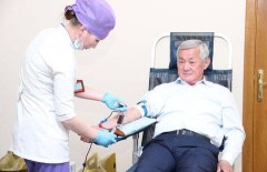 Бердыбек Сапарбаев сдал кровь для детей, больных лейкемией