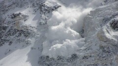 На Шымбулаке выстрелами спустили лавину