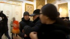 Глава Bek Air оттолкнул корреспондента 31 канала, которая попыталась задать ему вопрос 