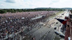 Около 250 тысяч человек вышли на улицы Праги. Они требуют отставки премьера
