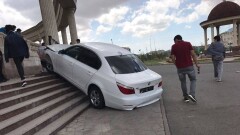 В Атырау автомобиль взлетел по ступеням Дворца бракосочетания
