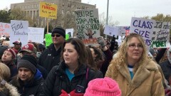 В США бастуют учителя, сотни школ закрылись