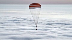 Экипаж корабля "Союз МС-09", в котором обнаружили отверстие, приземлился возле Жезказгана