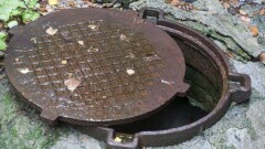Отца и сына подозревают в краже 120 люков в Алматинской области