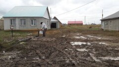 Жители новых микрорайонов Уральска пять лет живут без воды и дорог