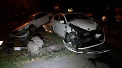 В Алматы машина снесла светофор и вылетела в арык