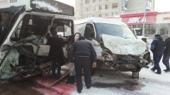 Пассажирский автобус лоб в лоб столкнулся с "Газелью" в Астане