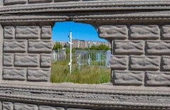Огромные дыры зияют в бетонном заборе за 20 миллионов тенге в Павлодаре