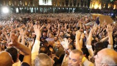 В Грузии тысячи митингующих начали штурм здания парламента