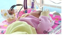 Найденной в китайской сумке девочке в ЮКО дали имя из-за отметины на ухе