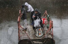 С риском для жизни добираются в Уральск жители окрестных деревень