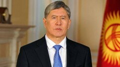 Алмазбека Атамбаева без сознания вынесли на носилках из турецкого аэропорта