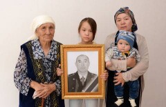 Семье погибшего при теракте полицейского Аяна Галиева вручили ключи от квартиры в Алматы