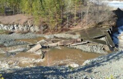 В Карагандинской области талая вода разорвала плотину и топит дома 