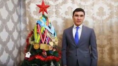Серик Сапиев принял эстафету атырауских спортсменов и нарядил ёлку медалями