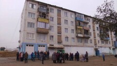 Жильцы аварийного дома в посёлке Акжал отказываются от переезда