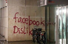 Вандалы напали на штаб-квартиру Facebook