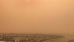 В Атырау горит камыш, дымом охвачен весь город