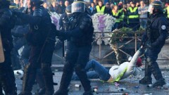 Протесты во Франции: "жёлтые жилеты" соорудили баррикады против полиции 