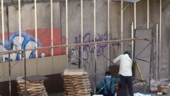 Портреты героев ВОВ на стенах зданий в Шымкенте закрывают плиткой 