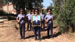 Полицейского, который первым попал под обстрел алматинского террориста, похоронили в ЮКО