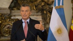 Президент Аргентины, проиграв на выборах, поднял зарплаты и пособия