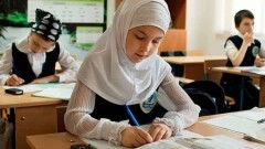 Суд запретил школьницам Актюбинской области приходить на занятия в платках