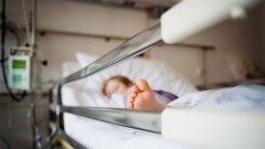 В Павлодаре врачи борются за жизнь упавшей с пятого этажа девочки